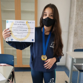 Aluna mostrando seu certificado das olimpíadas