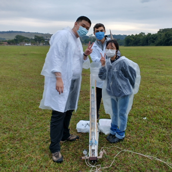 Alunos testando seus projetos ao ar livre