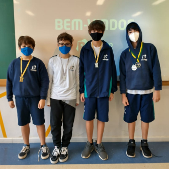 Alunos do poliedro com suas medalhas das olimpíadas
