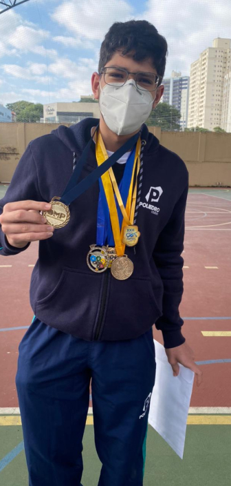 Aluno mostrando divesas medalhas das olimpíadas