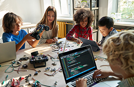 Aula de robótica: 6 benefícios em unir educação e tecnologia na infância